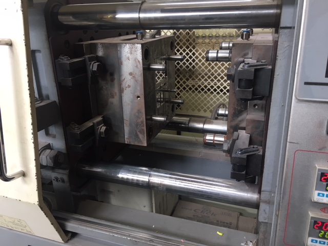 日精製40トン油圧成形機